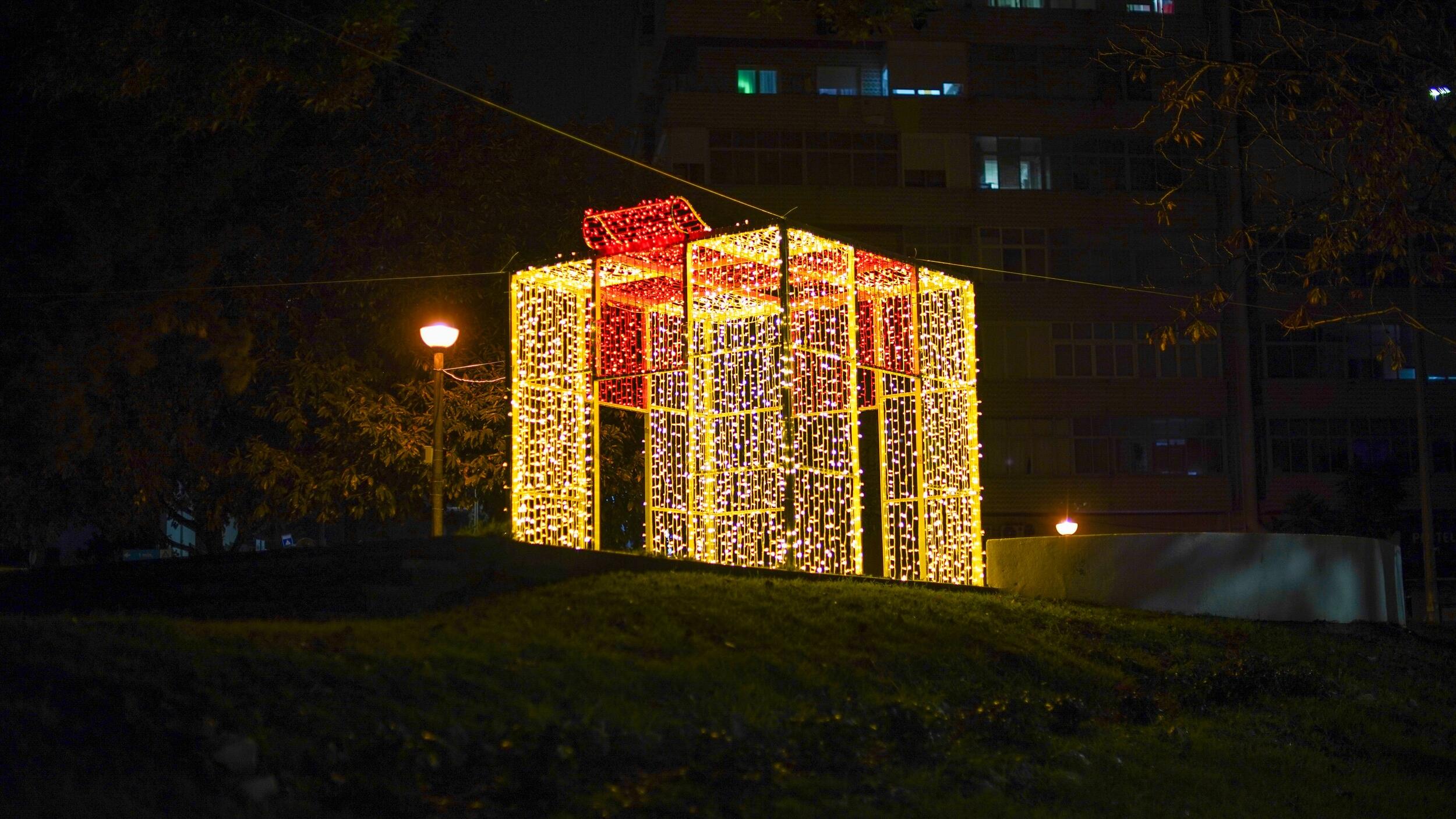 As ruas brilham com a iluminação de Natal