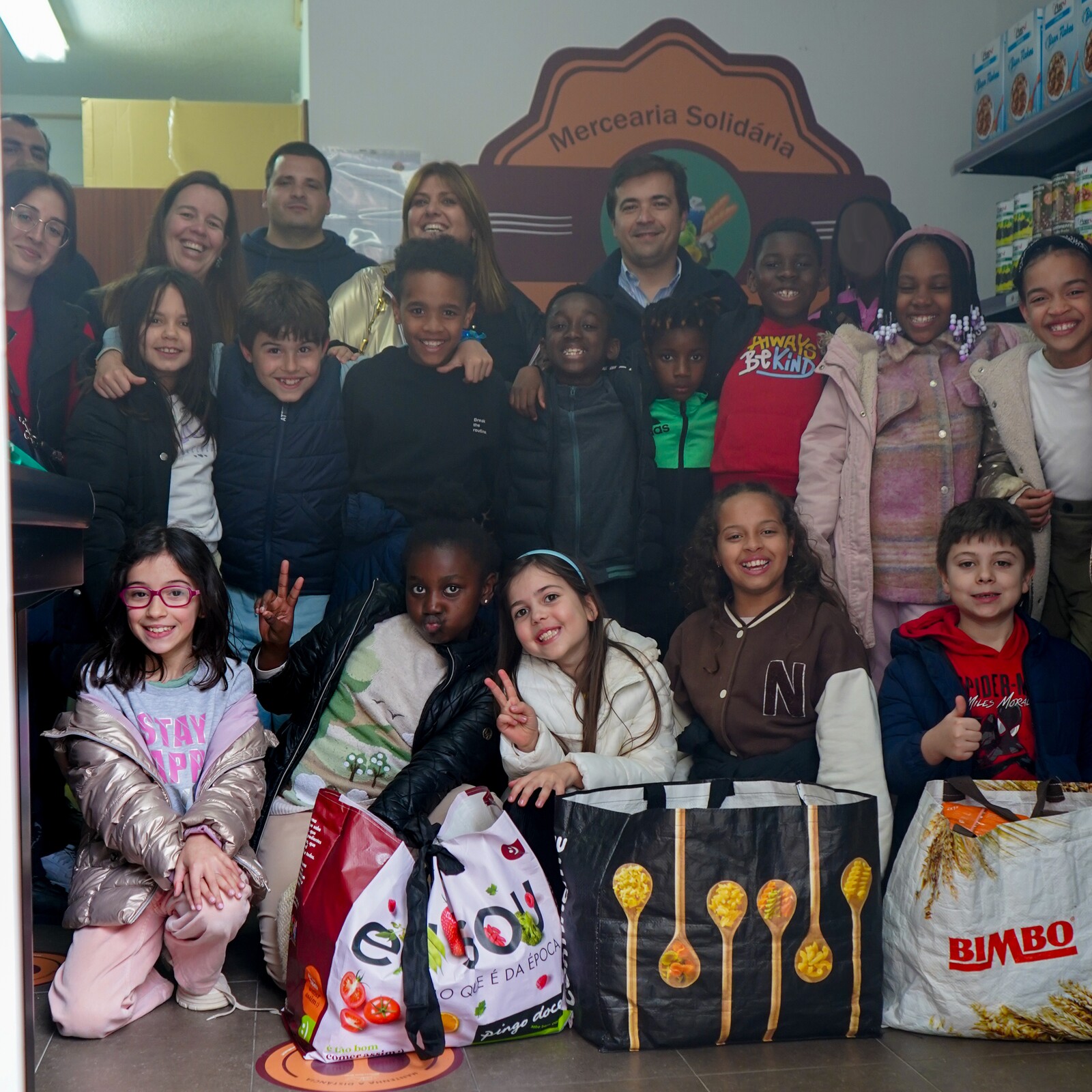 Visita de alunos pela Mercearia Solidária