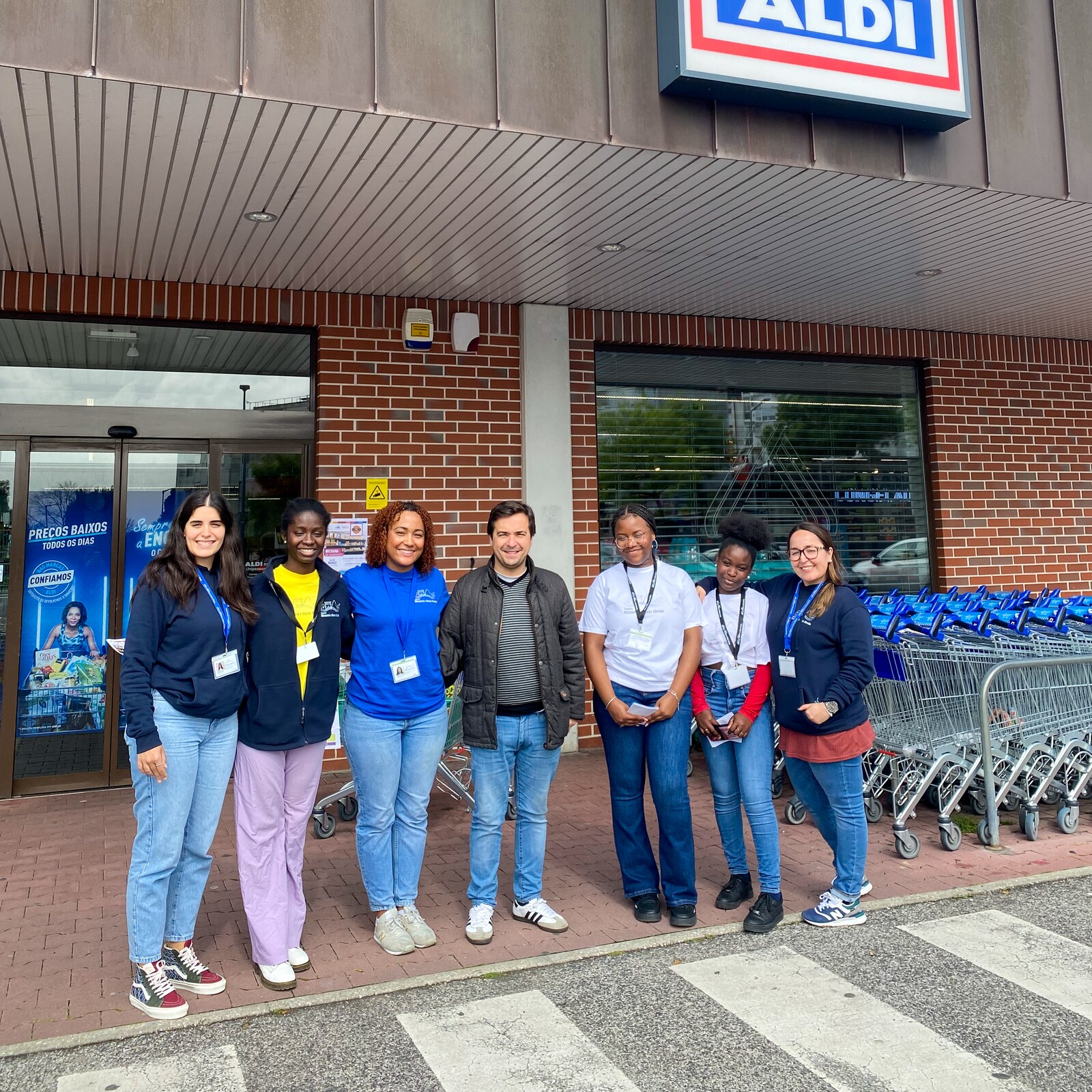 Campanha de recolha de alimentos | Doação de bens essenciais para famílias carenciadas