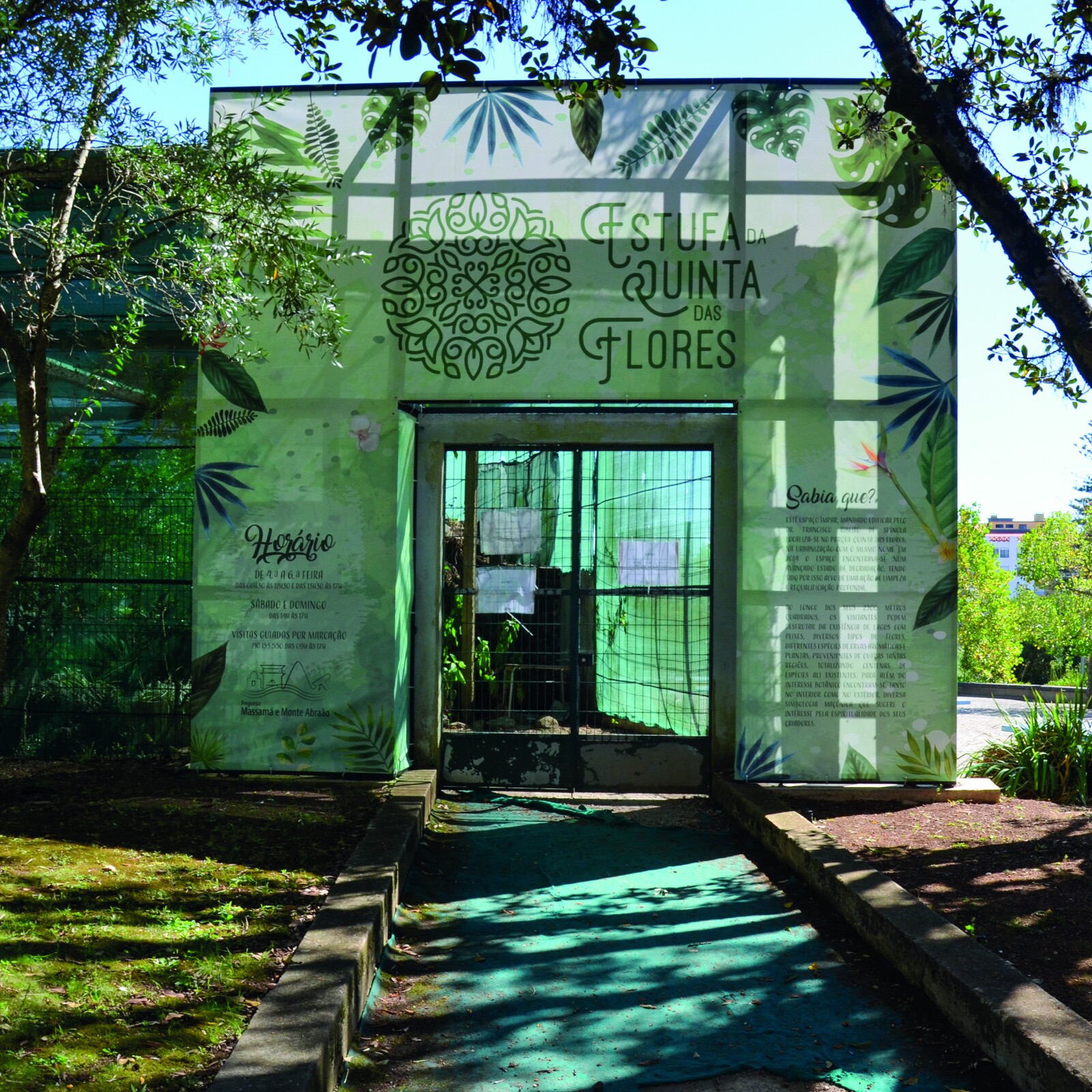Instalação de cobertura na estufa da Quinta das Flores, em Massamá