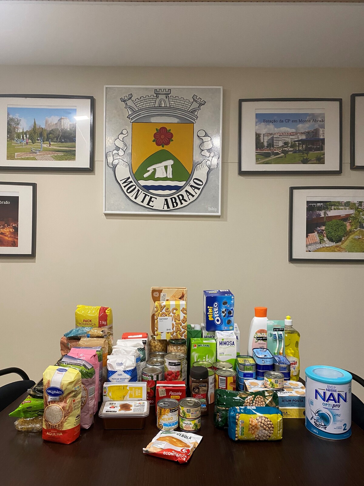 Coral Encontro doa bens alimentares para ação social