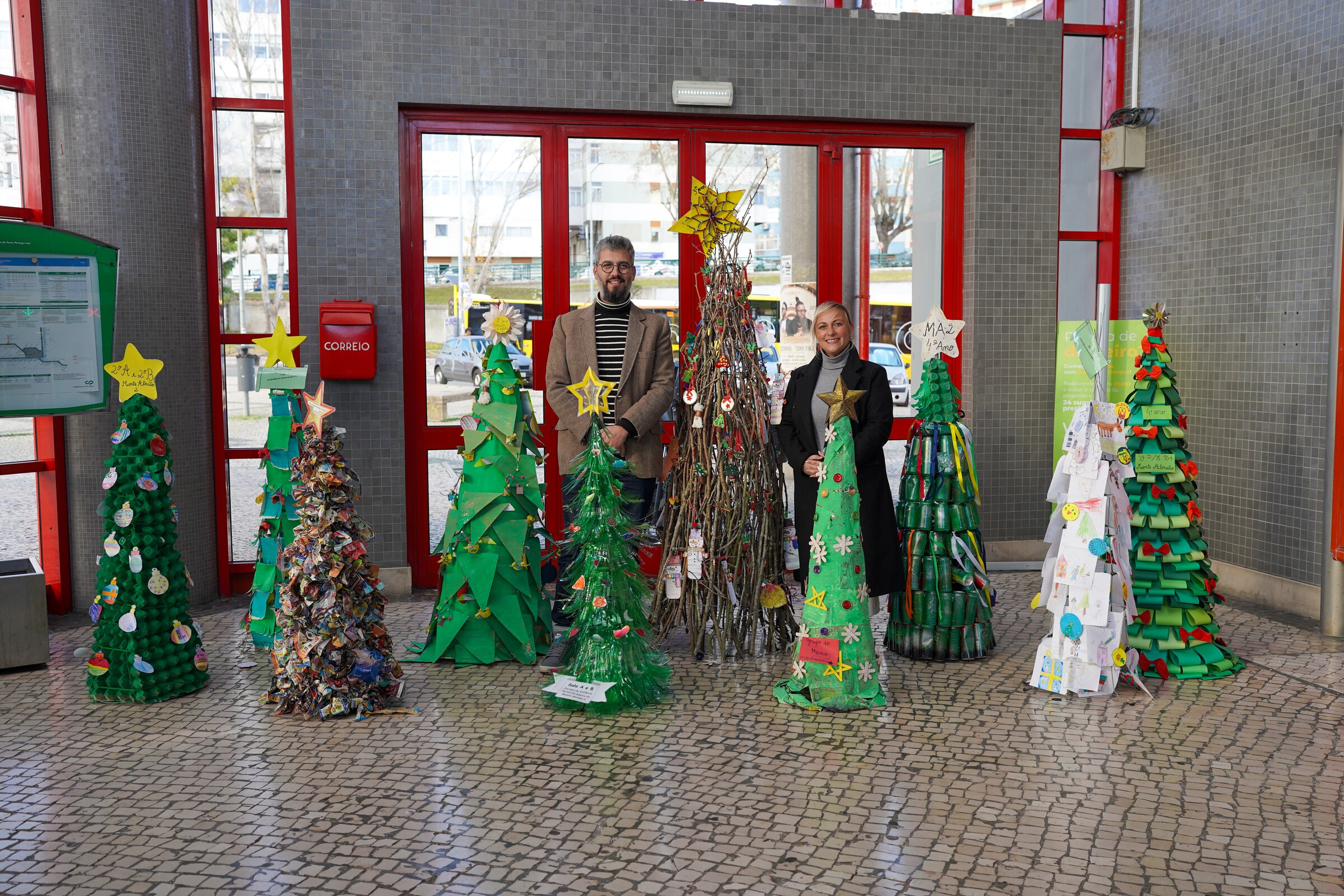 As exposições das Eco Árvores de Natal encantou as estações ferroviárias e visitantes
