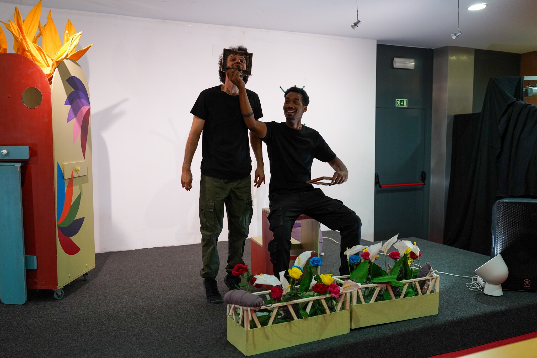 Turmas vencedoras do projeto Mini Presidentes assistem ao espetáculo “Constantino, o Bicho de Con...